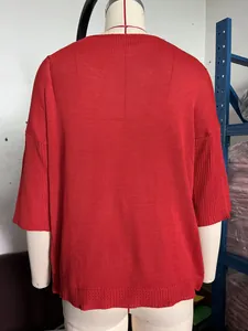 Detaillierte Rückansicht eines roten Strickpullovers mit 3/4 Ärmeln und geripptem Saum