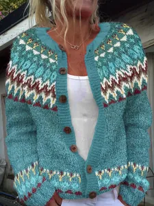 Cardigan blu in maglia da donna con motivo Fair Isle e bottoni rotondi in legno in dettaglio