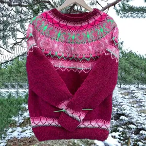 Dettaglio del maglione lavorato a maglia vintage da donna con motivo Fair Isle e girocollo
