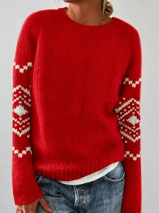 Maglione in maglia rosso a girocollo con motivi geometrici sulle maniche per uno stile casual