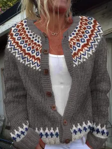 Primo piano di un cardigan grigio in maglia da donna con motivi geometrici e bottoni in legno.