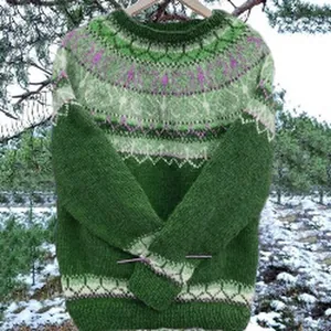 Maglione in maglia verde con motivo geometrico nordico accogliente per l'inverno