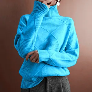Pull à col roulé oversize bleu vif pour femmes avec texture élégante en tricot losange.