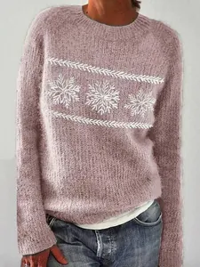 Maglione rosa in maglia da donna con motivi di fiocchi di neve bianchi e girocollo