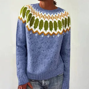 Dettaglio ravvicinato del motivo colorato e della morbida trama in maglia di questo maglione
