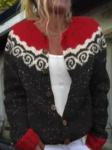 Dettaglio del cardigan in maglia da donna con motivo folk, bottoni e blocchi di colore.