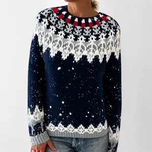Dettaglio ravvicinato del maglione blu scuro da donna con motivo a fiocchi di neve