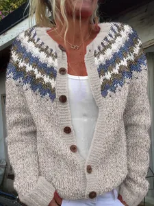 Vista dettagliata di un cardigan da donna in maglia con motivo geometrico sulle spalle.