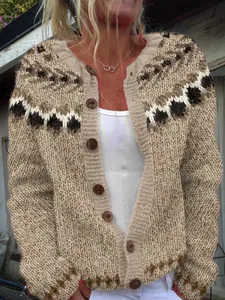 Dettaglio di un cardigan in maglia da donna ampio con motivo geometrico a rombi neri e bianchi.