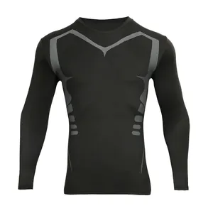 Nahaufnahme eines schwarzen Herren-Kompressionsshirts mit grauen geometrischen Mustern