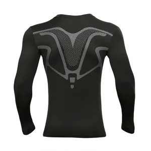 Nahaufnahme der Rückansicht mit grauem geometrischem Muster auf einem schwarzen Sportoberteil.