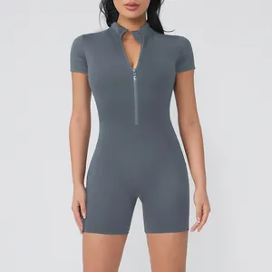 Primer plano de un body de yoga gris ajustado con cremallera frontal y cuello alto