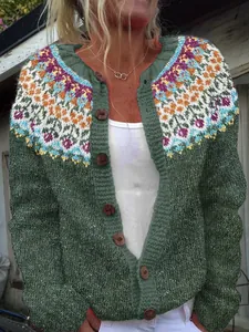 Primo piano di un cardigan da donna in maglia verde con vivace motivo Fair Isle sullo scollo