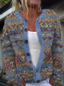Dettaglio di un cardigan da donna oversize in maglia colorata con bottoni di legno