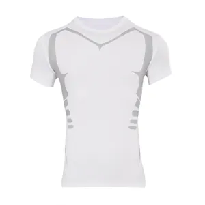 Detailansicht eines weißen Kompressions-Sportshirts für Herren mit grauen Druckakzenten.