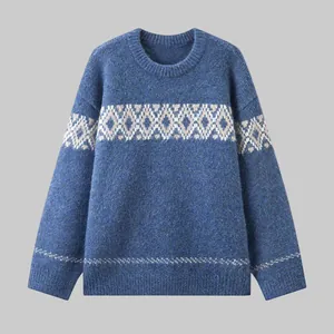 Vista dettagliata del motivo a rombi nordici su un maglione blu lavorato a maglia oversize