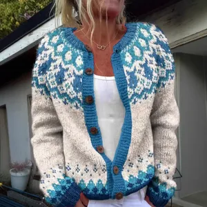Dettaglio ravvicinato di un accogliente cardigan in maglia Fair Isle blu e bianco con bottoni.