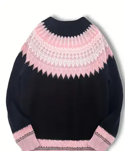 Dettaglio ravvicinato di un maglione da donna in maglia con motivo fair isle rosa e nero chic