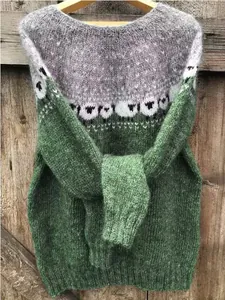 Dettaglio del simpatico motivo a pecora e della trama a maglia di questo maglione.