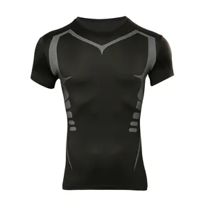 Detailansicht eines schwarzen Herren-Kompressionsshirts mit grauen geometrischen Mustern