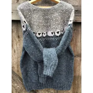 Maglione in maglia grossa con motivo a pecore e color block grigio-blu, stile rustico.