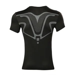 Detailansicht der Rückseite eines schwarzen Kompressionsshirts für Herren mit Muster.