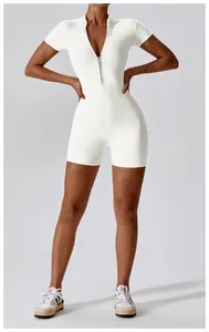 Gedetailleerde weergave van een witte yoga bodysuit met korte mouwen en rits aan de voorzijde