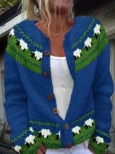 Primo piano dettagliato del cardigan blu lavorato a maglia da donna con motivi di pecorelle.