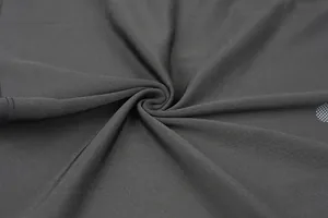 Gros plan sur le tissu technique noir respirant pour gilet de compression sport homme