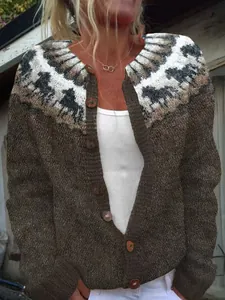 Vista frontale di un cardigan marrone da donna in maglia con dettagli di motivi vintage