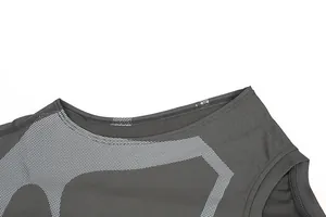 Gros plan sur l'encolure et le motif en maille d'un débardeur de compression gris.