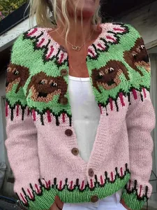 Vista dettagliata del cardigan in maglia rosa e verde con graziosi motivi di cani.
