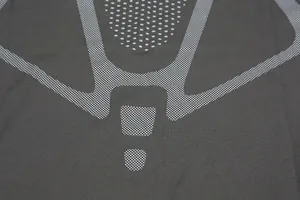 Détail du tissu respirant sur gilet de compression sport pour hommes