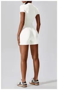 Achteraanzicht van een witte yoga jumpsuit met korte mouwen voor dames fitnesstraining.