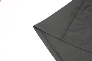 Détail des coutures professionnelles d'un débardeur de sport de compression pour hommes