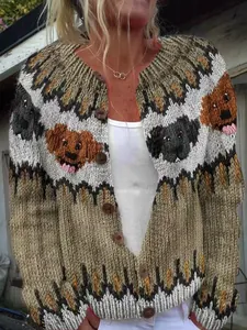 Primo piano di un cardigan in maglia grossa oversize con motivo di testa di cane