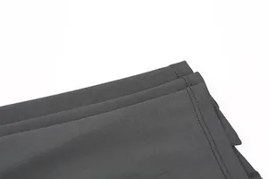 Gros plan montrant la double couture professionnelle et le tissu de sport gris foncé