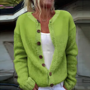 Dettaglio del cardigan in maglia verde lime con bottoni in legno e vestibilità comoda.