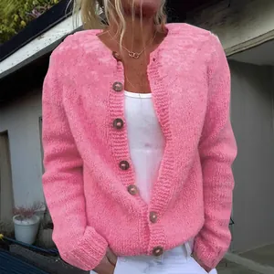 Dettaglio di un cardigan in maglia rosa vivace per donna con vestibilità ampia alla moda