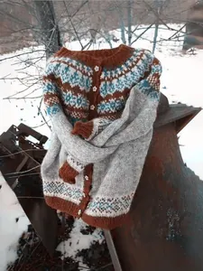Dettaglio della trama a maglia nordica e dei bottoni a fiore del cardigan da donna