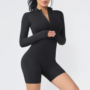Vista detallada de body de compresión negro de manga larga con cremallera para yoga y fitness