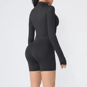 Vista lateral trasera de un mono deportivo de manga larga para mujer negro para yoga