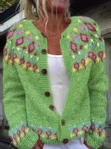 Cardigan da donna in maglia verde con motivi geometrici colorati e bottoni casual