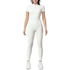 Tuta da yoga bianca da donna con maniche corte, cerniera frontale e leggings sportivi