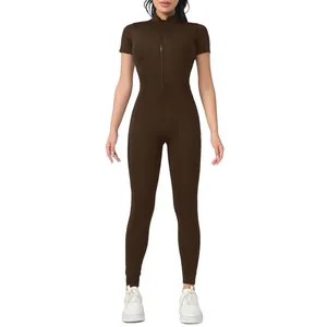 Mono deportivo marrón de manga corta con cremallera frontal para yoga y fitness