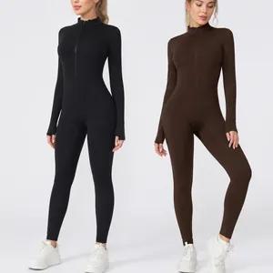 Tuta da yoga a maniche lunghe foderata in pile con zip per il fitness invernale.
