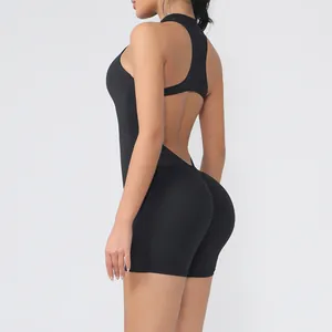 Détail d'un body de sport noir avec dos ouvert et effet fesses plissées