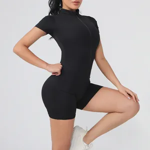 Detalle del mono de yoga negro de manga corta con cremallera para fitness de intensidad.