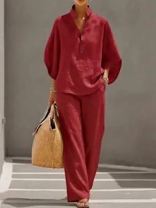 Ensemble décontracté deux pièces bordeaux aspect lin avec haut boutonné et pantalon large