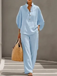 Élégant ensemble deux pièces en lin bleu clair avec chemise boutonnée et pantalon large